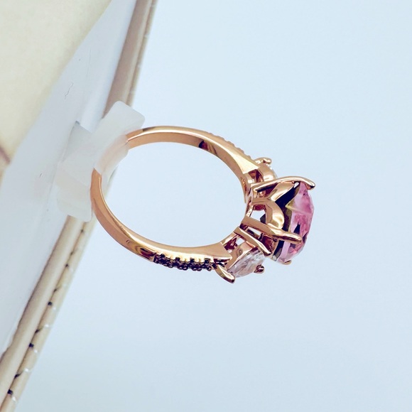 🩷 Pink 🩷 Heart shaped center cubic zirconia side stones - rose cold band sz8 - Picture 5 of 6